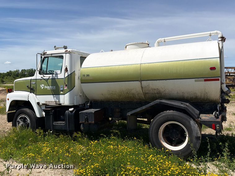 image for item FK0288 1982 International 2275 tank truck