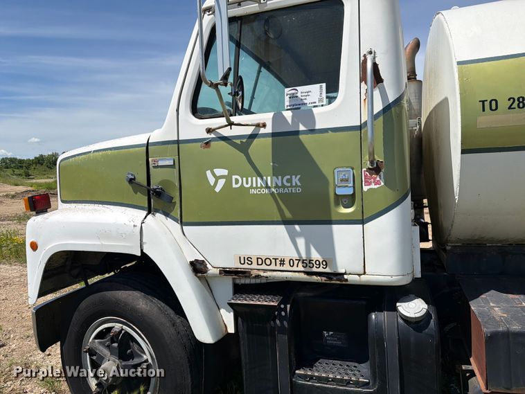 image for item FK0288 1982 International 2275 tank truck