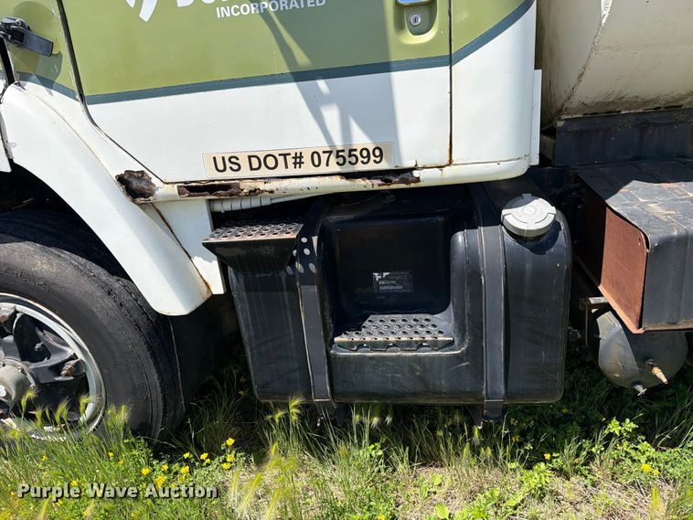 image for item FK0288 1982 International 2275 tank truck