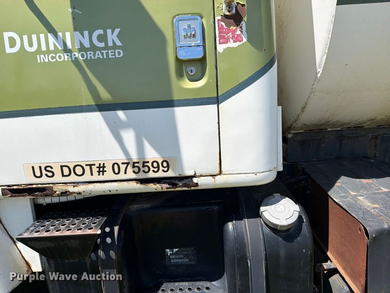 image for item FK0288 1982 International 2275 tank truck