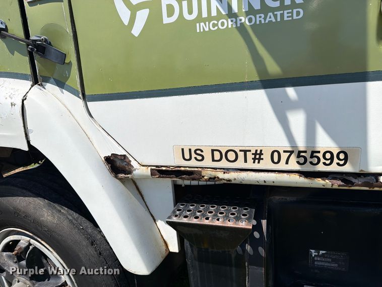 image for item FK0288 1982 International 2275 tank truck