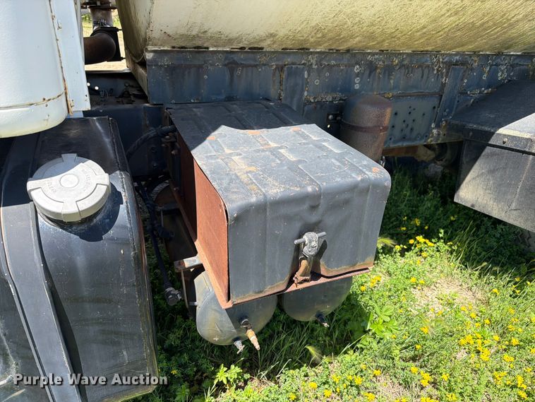 image for item FK0288 1982 International 2275 tank truck