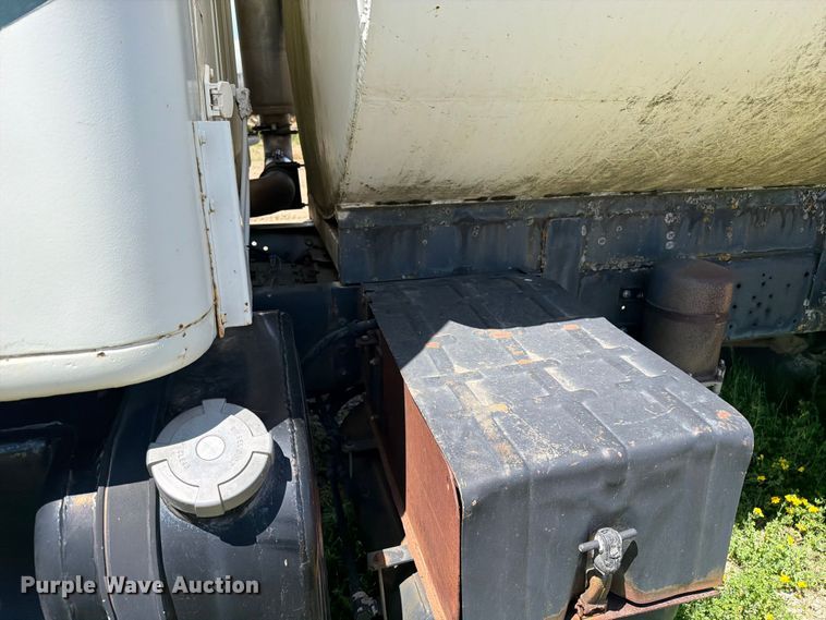 image for item FK0288 1982 International 2275 tank truck