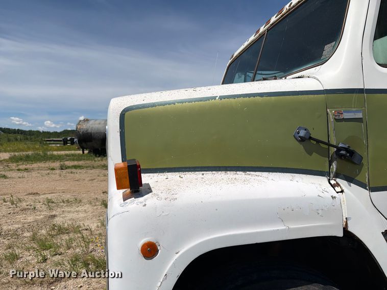 image for item FK0288 1982 International 2275 tank truck