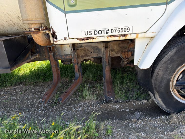 image for item FK0288 1982 International 2275 tank truck