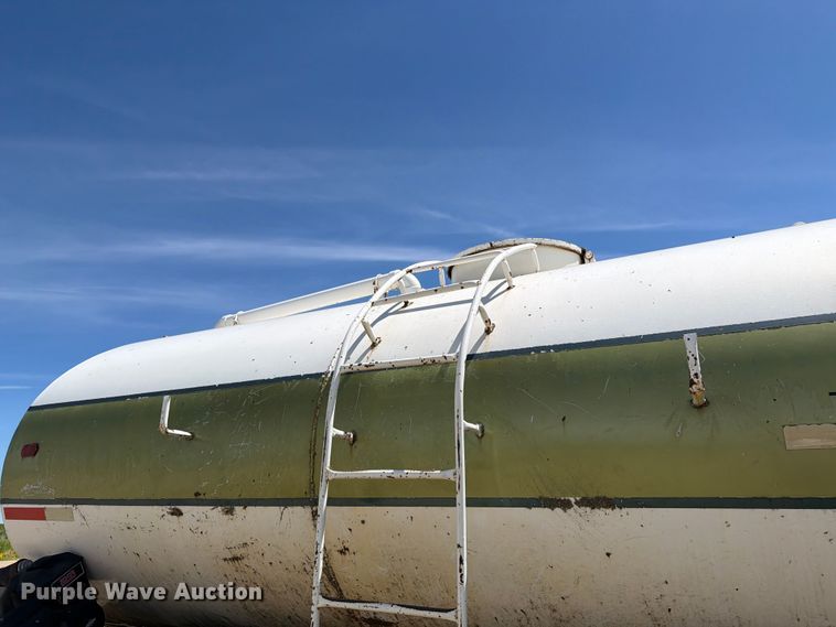 image for item FK0288 1982 International 2275 tank truck