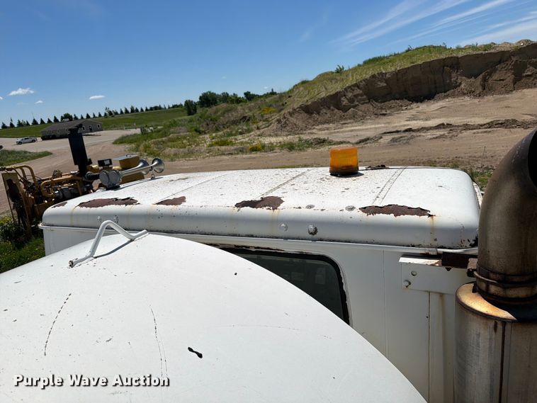 image for item FK0288 1982 International 2275 tank truck