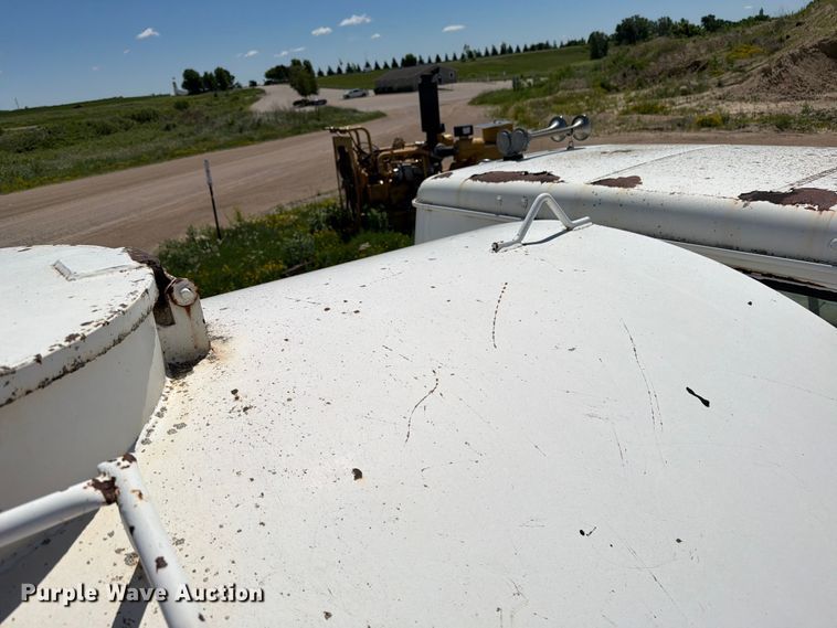image for item FK0288 1982 International 2275 tank truck