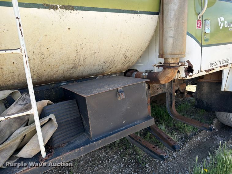 image for item FK0288 1982 International 2275 tank truck