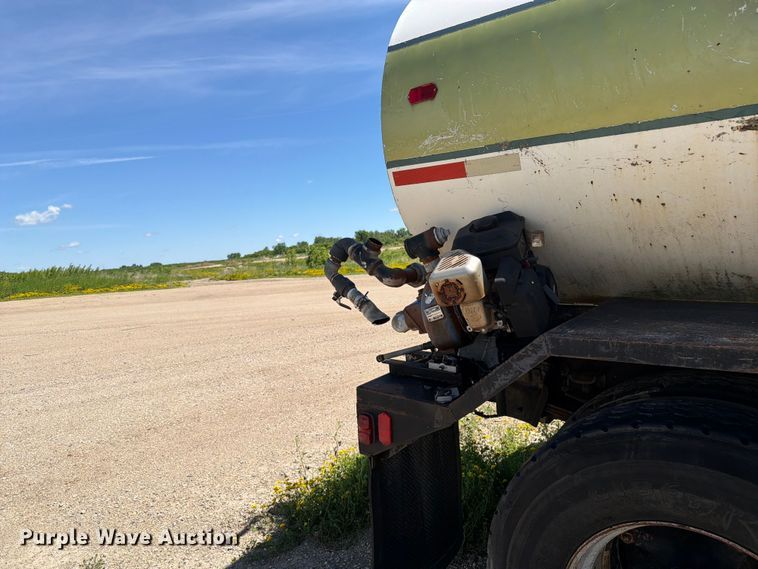 image for item FK0288 1982 International 2275 tank truck