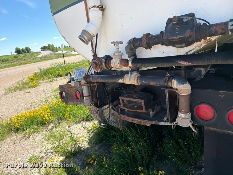 image for item FK0288 1982 International 2275 tank truck