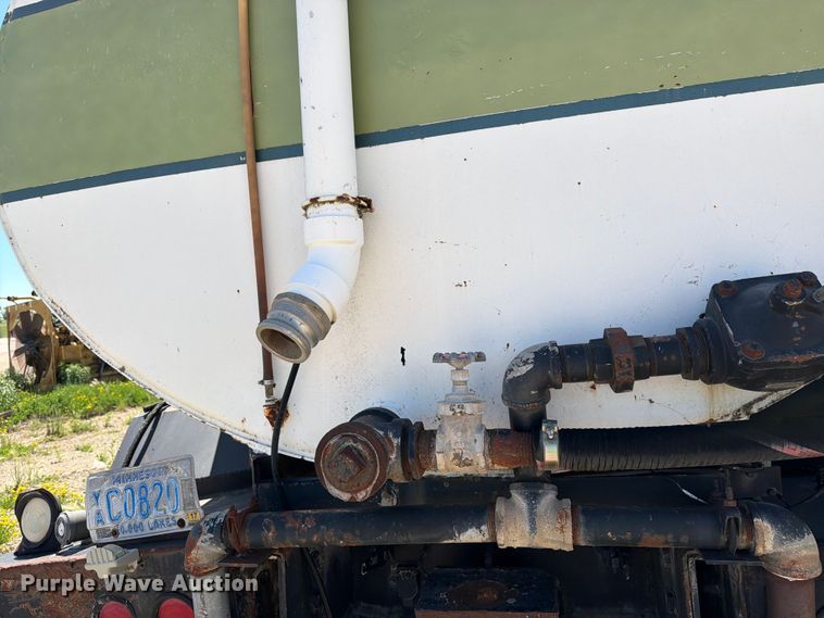 image for item FK0288 1982 International 2275 tank truck