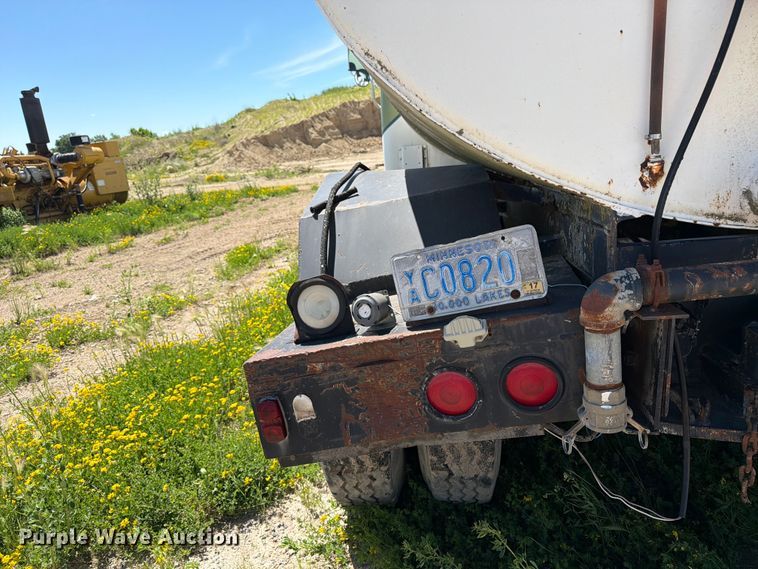 image for item FK0288 1982 International 2275 tank truck