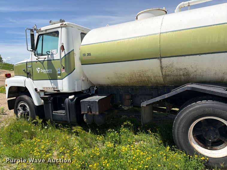 image for item FK0288 1982 International 2275 tank truck