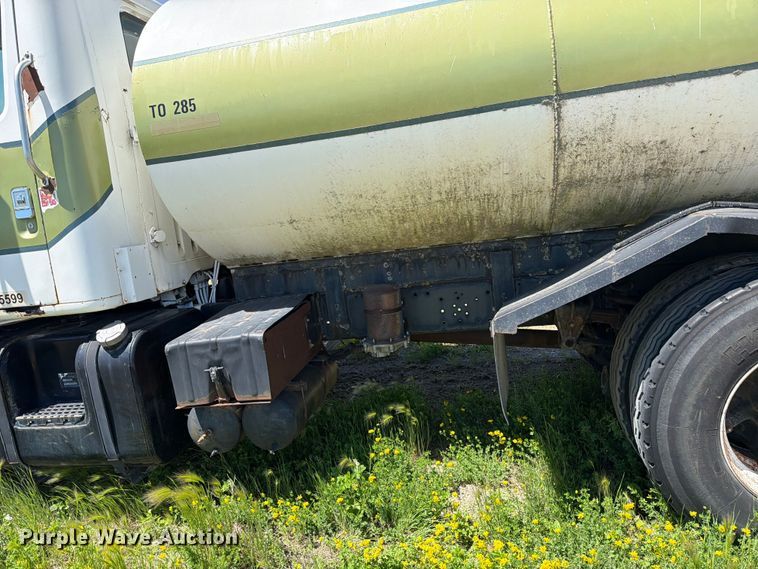 image for item FK0288 1982 International 2275 tank truck