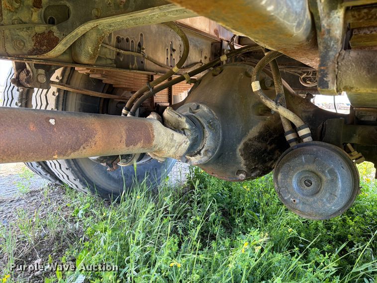 image for item FK0288 1982 International 2275 tank truck