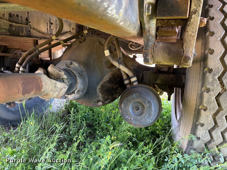 image for item FK0288 1982 International 2275 tank truck