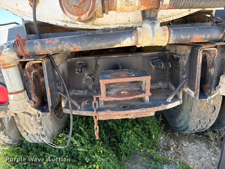 image for item FK0288 1982 International 2275 tank truck