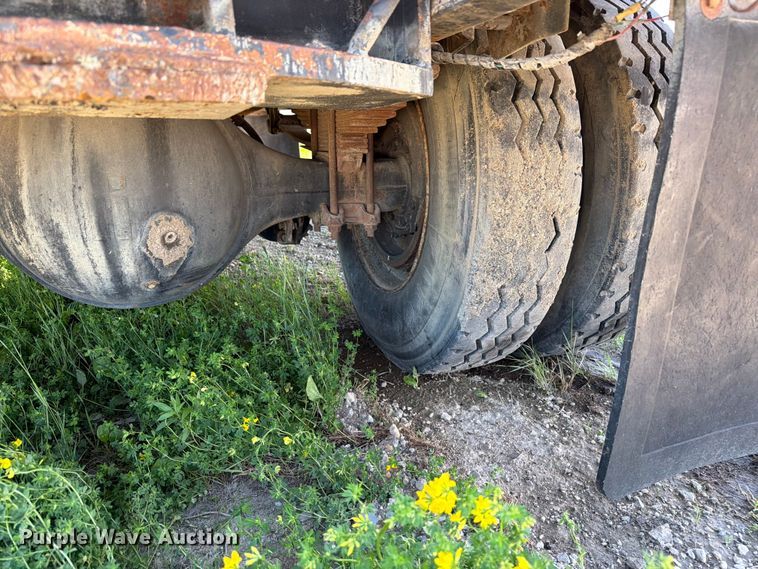 image for item FK0288 1982 International 2275 tank truck
