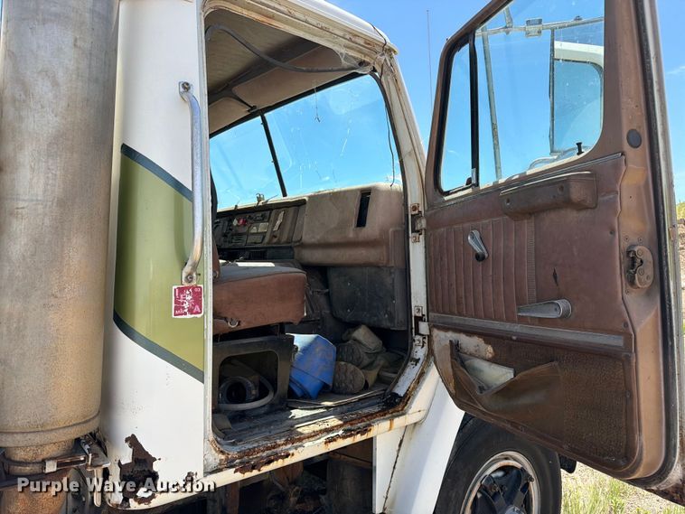 image for item FK0288 1982 International 2275 tank truck