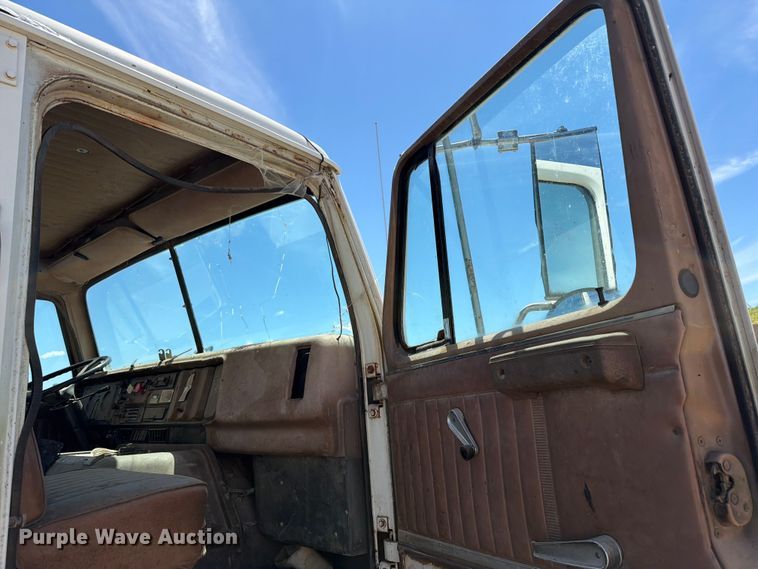 image for item FK0288 1982 International 2275 tank truck