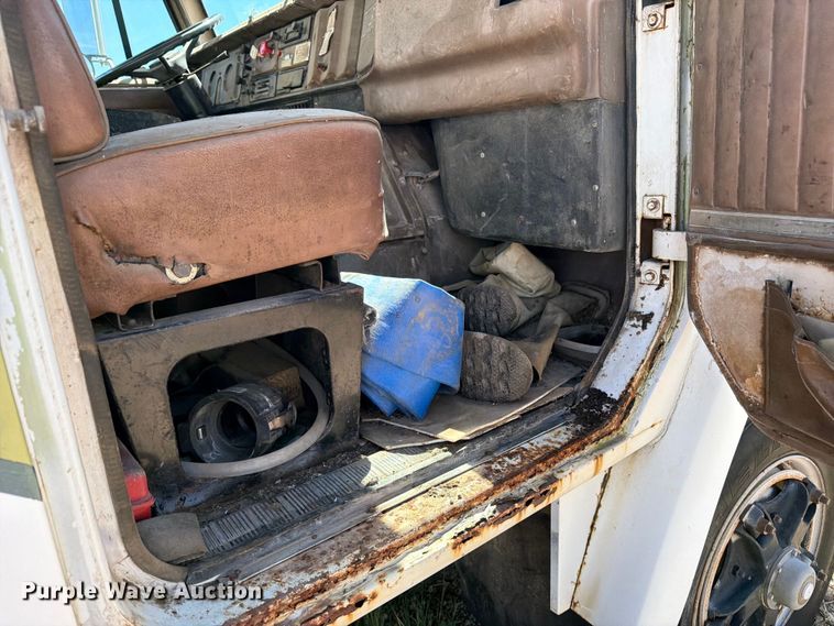 image for item FK0288 1982 International 2275 tank truck
