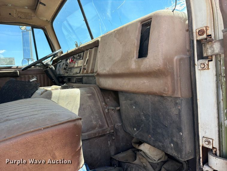 image for item FK0288 1982 International 2275 tank truck