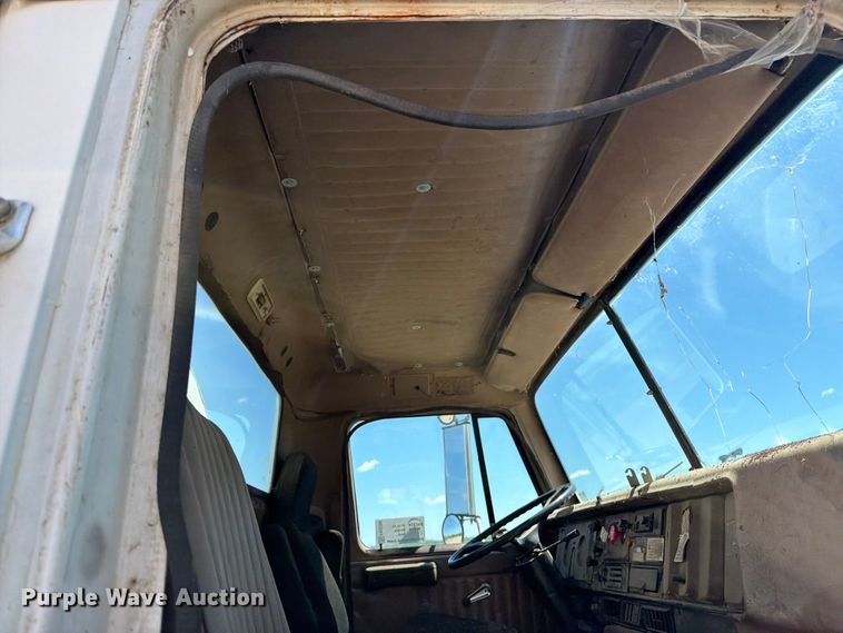 image for item FK0288 1982 International 2275 tank truck
