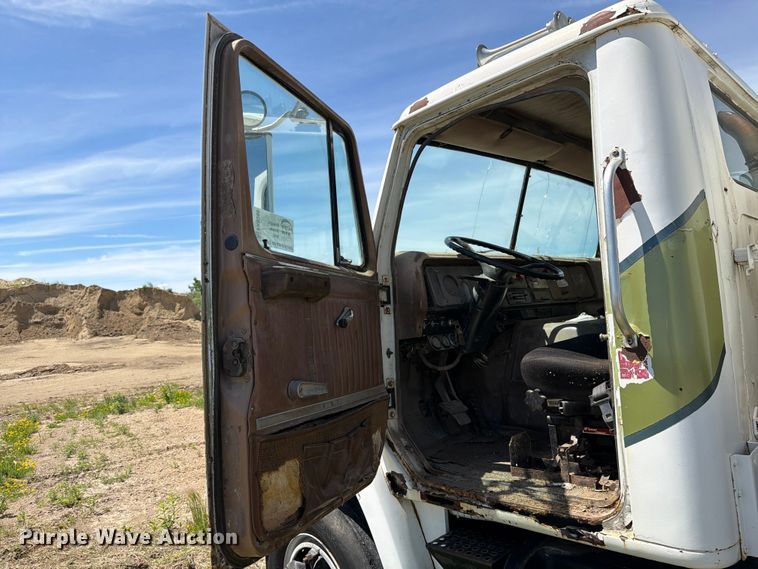image for item FK0288 1982 International 2275 tank truck