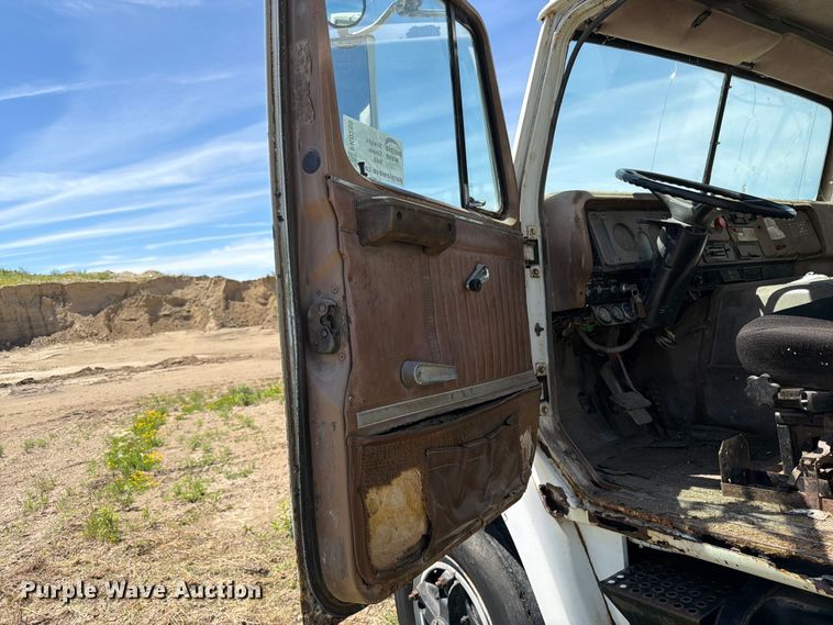 image for item FK0288 1982 International 2275 tank truck
