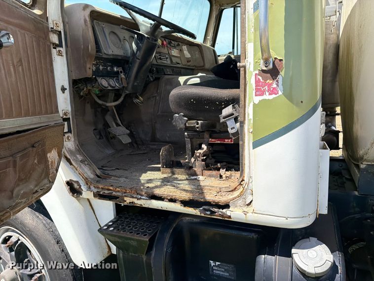 image for item FK0288 1982 International 2275 tank truck