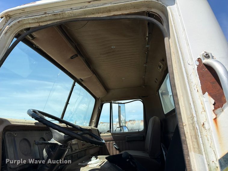 image for item FK0288 1982 International 2275 tank truck