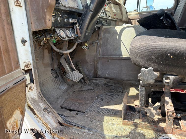 image for item FK0288 1982 International 2275 tank truck