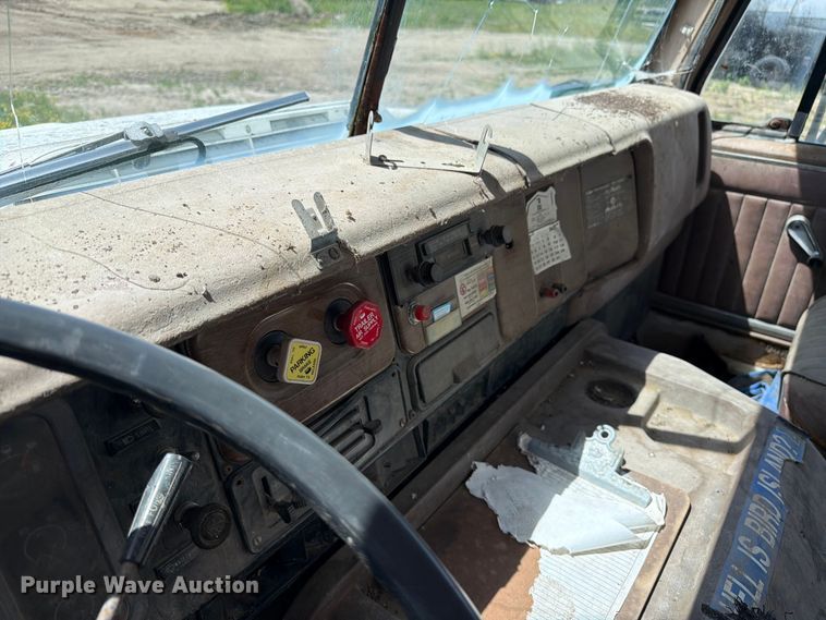 image for item FK0288 1982 International 2275 tank truck