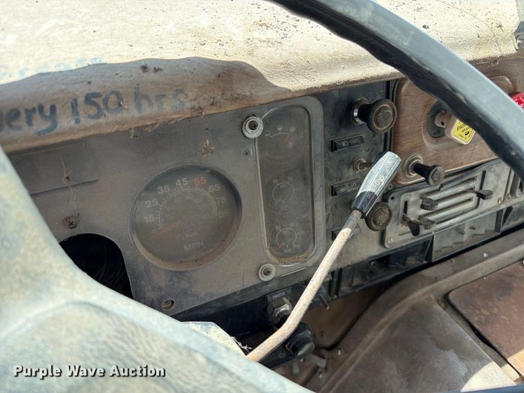 image for item FK0288 1982 International 2275 tank truck