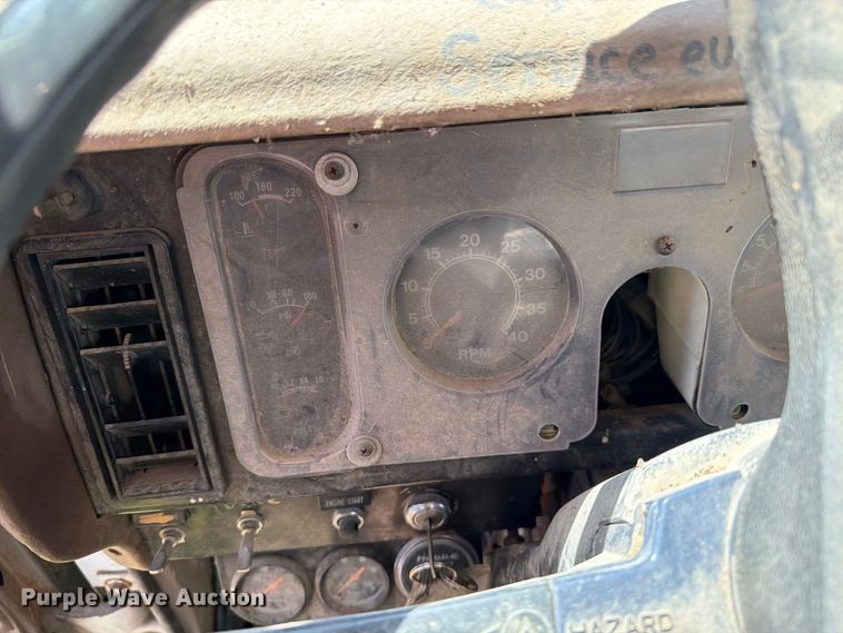 image for item FK0288 1982 International 2275 tank truck