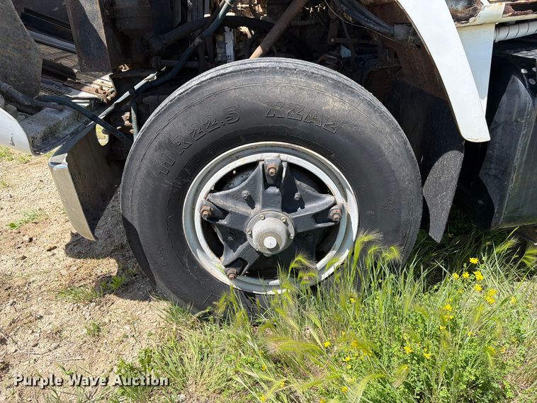 image for item FK0288 1982 International 2275 tank truck