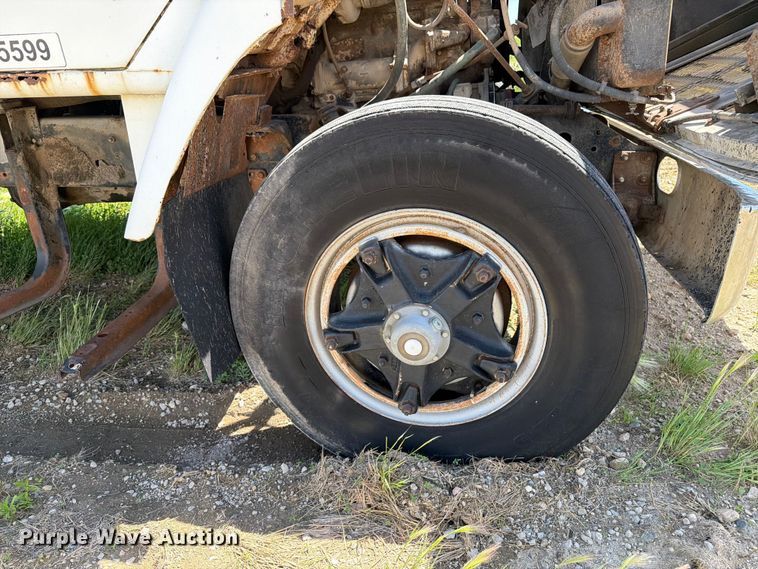 image for item FK0288 1982 International 2275 tank truck