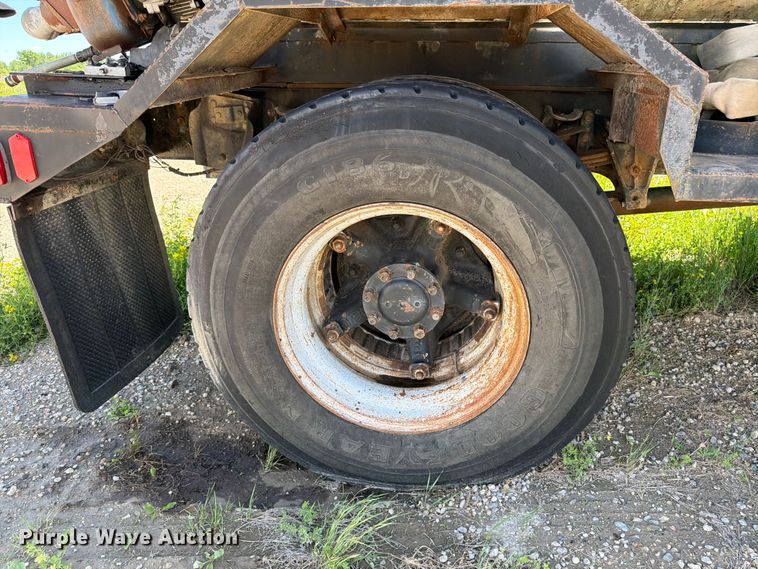 image for item FK0288 1982 International 2275 tank truck