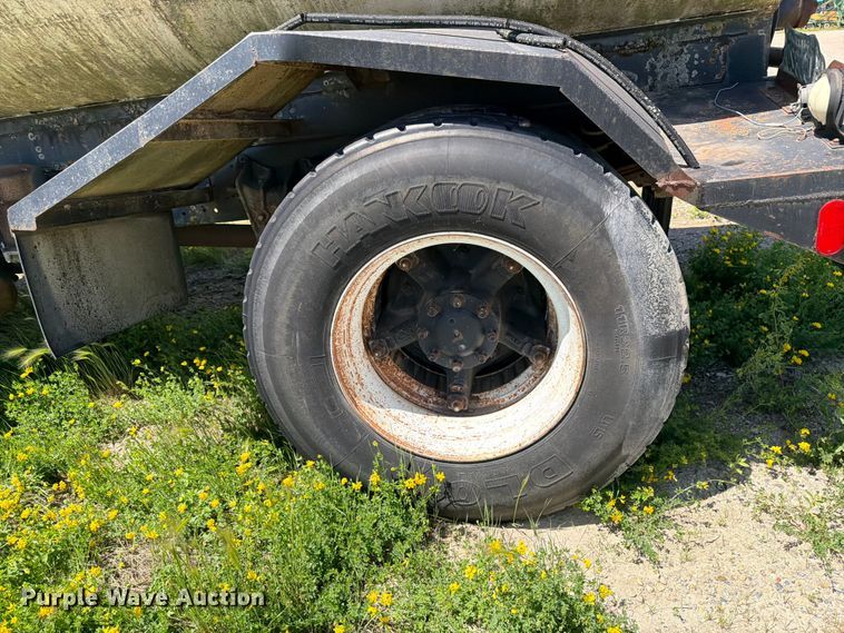 image for item FK0288 1982 International 2275 tank truck