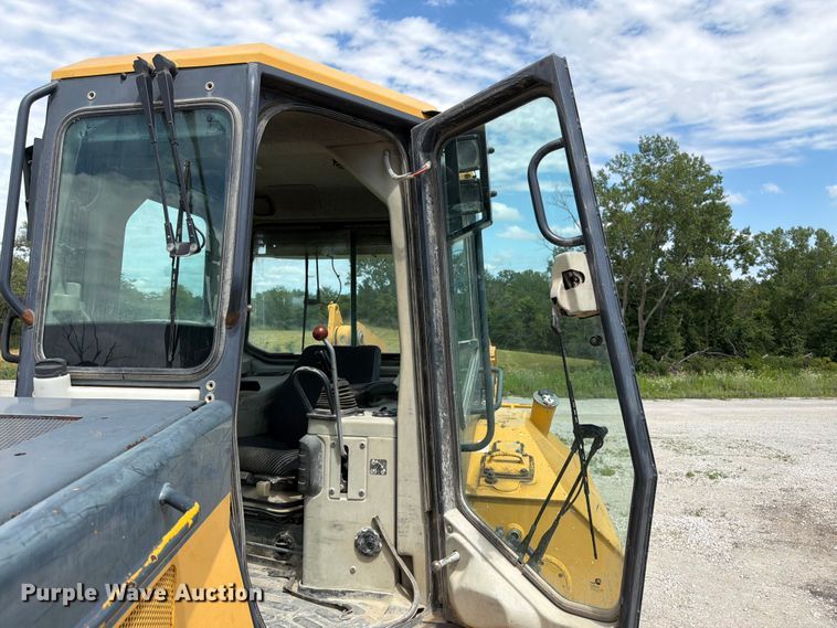 image for item FK3185 2011 John Deere 1050J dozer