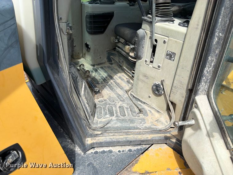 image for item FK3185 2011 John Deere 1050J dozer