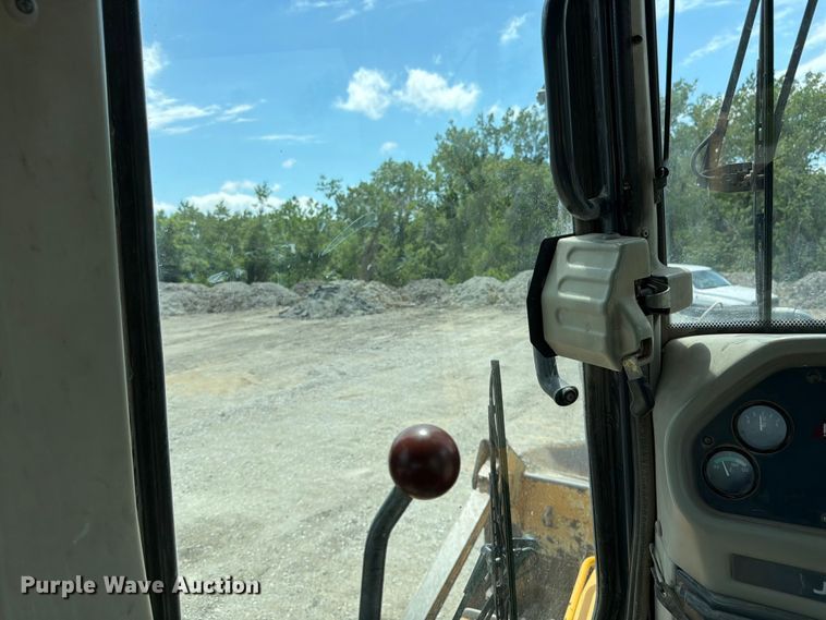 image for item FK3185 2011 John Deere 1050J dozer