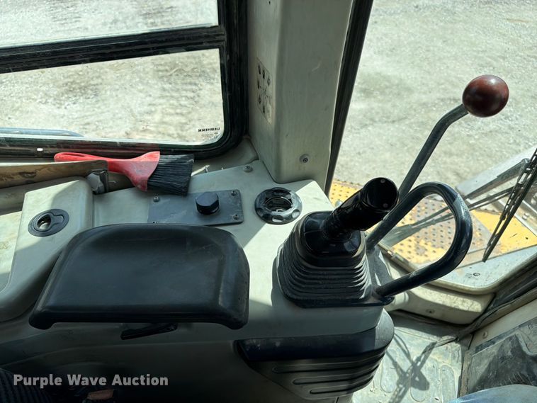 image for item FK3185 2011 John Deere 1050J dozer
