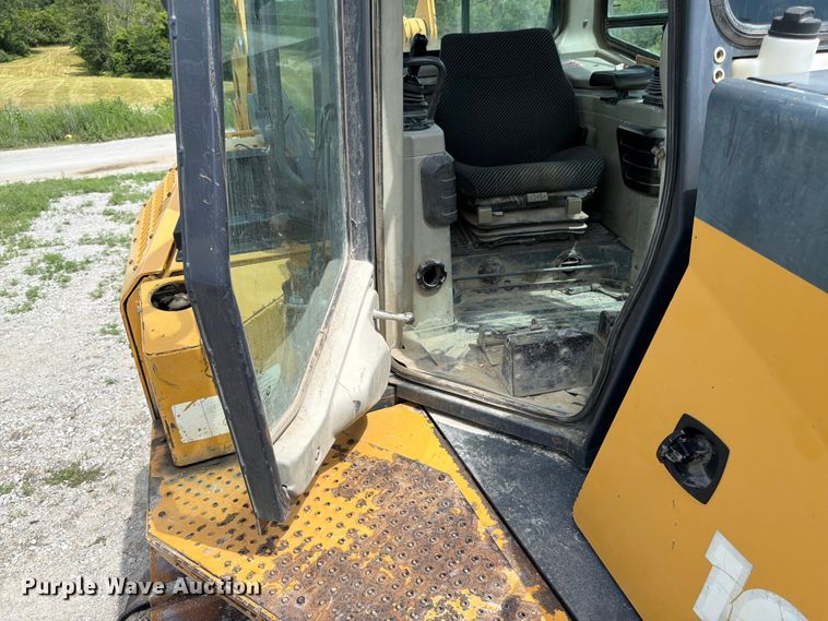 image for item FK3185 2011 John Deere 1050J dozer