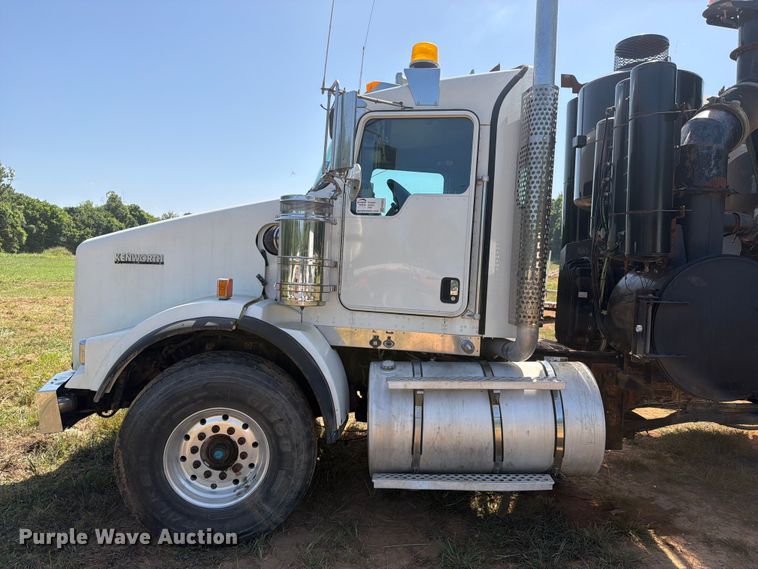 image for item FK5004 2014 Kenworth T8 Series hydrovac truck