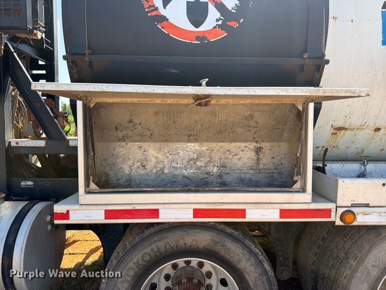image for item FK5004 2014 Kenworth T8 Series hydrovac truck
