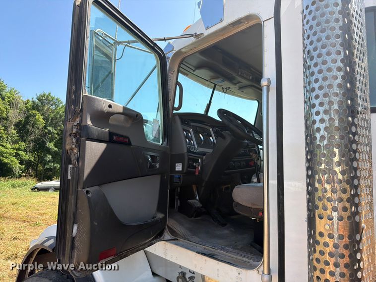 image for item FK5004 2014 Kenworth T8 Series hydrovac truck