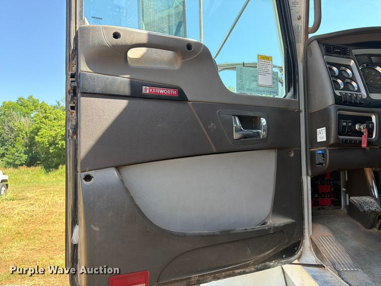 image for item FK5004 2014 Kenworth T8 Series hydrovac truck