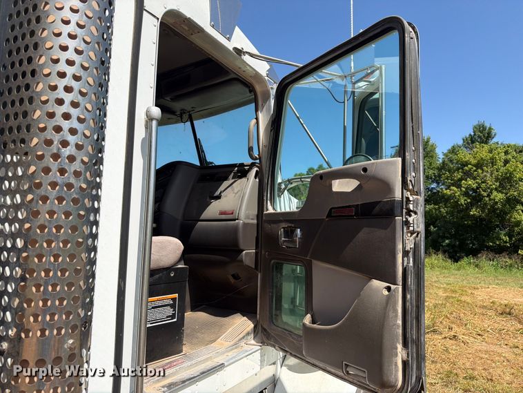 image for item FK5004 2014 Kenworth T8 Series hydrovac truck